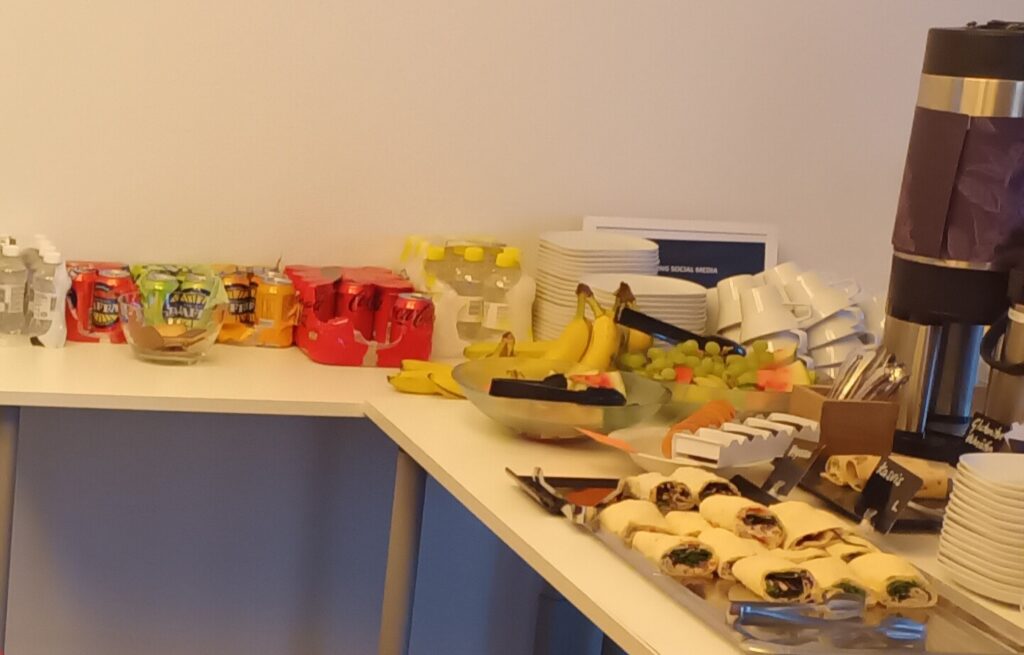 Turun yhteismuusailun tarjoiluja kiiteltiin. Tarjolla oli perinteisten kahvin ja teen lisäksi mm. maukkaita tortillarullia, erilaisia hedelmiä, karkkia ja valikoima erimakuisia virvoitusjuomia.