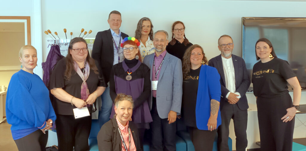 Muusamentorointioppaan julkaisutilaisuuden jälkeen on helppo hymyillä. Kuvassa mukana loistavat keynote-puhujat, ihania muusamentoreita sekä onnistuneesta tilaisuudesta helpottuneita MUUSA-hanketiimin jäseniä. Vasemmalta: Susanna Hietikko, Jonna Lähdemäki, Iris Kiiskinen, Antti Tuomisto, Heli Kurjanen, Pekka Pirhonen ja Mira Mäkelä. Takana Toni Lehtimäki, Mari Rytisalo, Päivi Inki ja edessä Satu Aaltonen.
